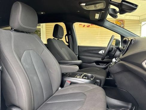 Used 2023 Chrysler Pacifica Touring FWD image 28