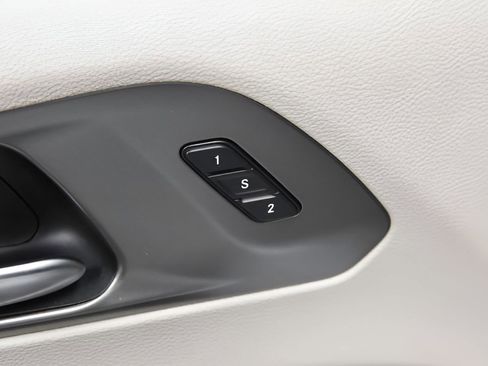 Used 2022 Chrysler Pacifica Touring-L image 16