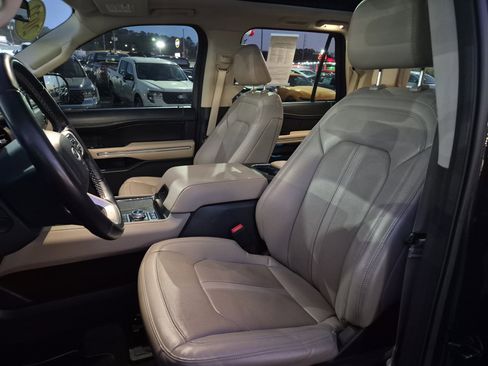 Used 2022 Ford Expedition Limited image 11