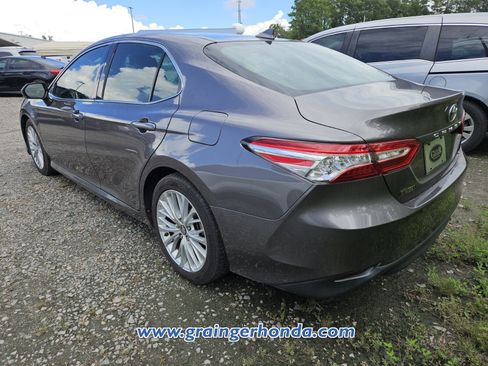 Used 2019 Toyota Camry XLE FWD image 8