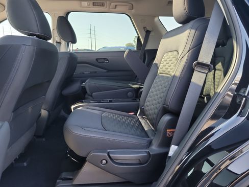 Used 2025 Nissan Pathfinder SV w/ SV Premium Package image 11