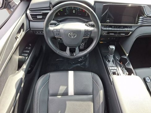 Used 2025 Toyota Camry Hybrid AWD/4WD image 12