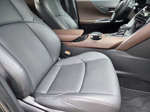 Used 2023 Toyota Venza XLE image 9