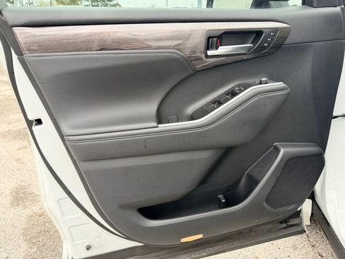 Used 2023 Toyota Highlander Platinum image 11