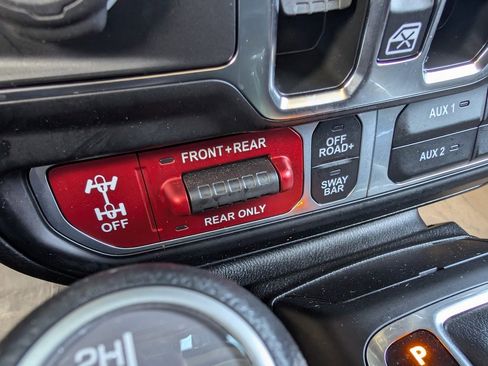 Used 2024 Jeep Wrangler Unlimited Rubicon w/ Capability Package image 35