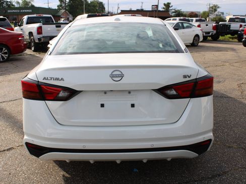 Used 2024 Nissan Altima 2.5 SV FWD image 4