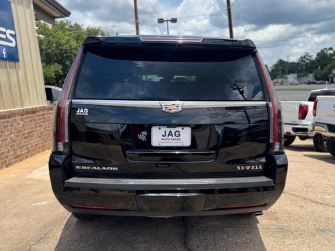 Used 2018 Cadillac Escalade Luxury RWD image 9