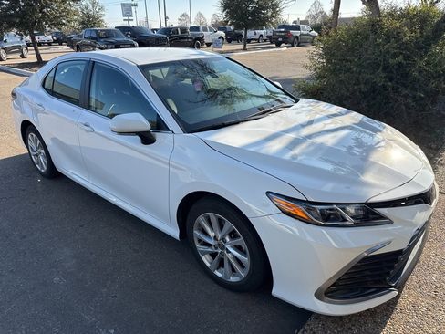 Used 2023 Toyota Camry LE image 3