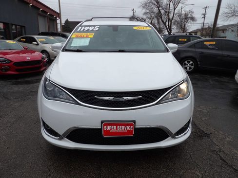 Used 2017 Chrysler Pacifica Touring-L w/ Tire & Wheel Group image 2