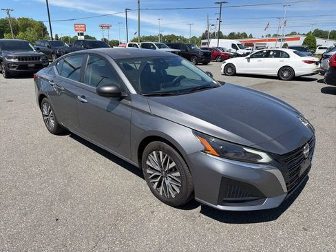 Used 2025 Nissan Altima 2.5 SV FWD image 9