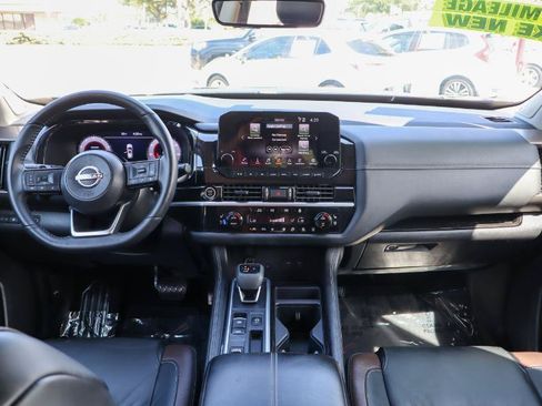 Used 2024 Nissan Pathfinder Platinum FWD image 12