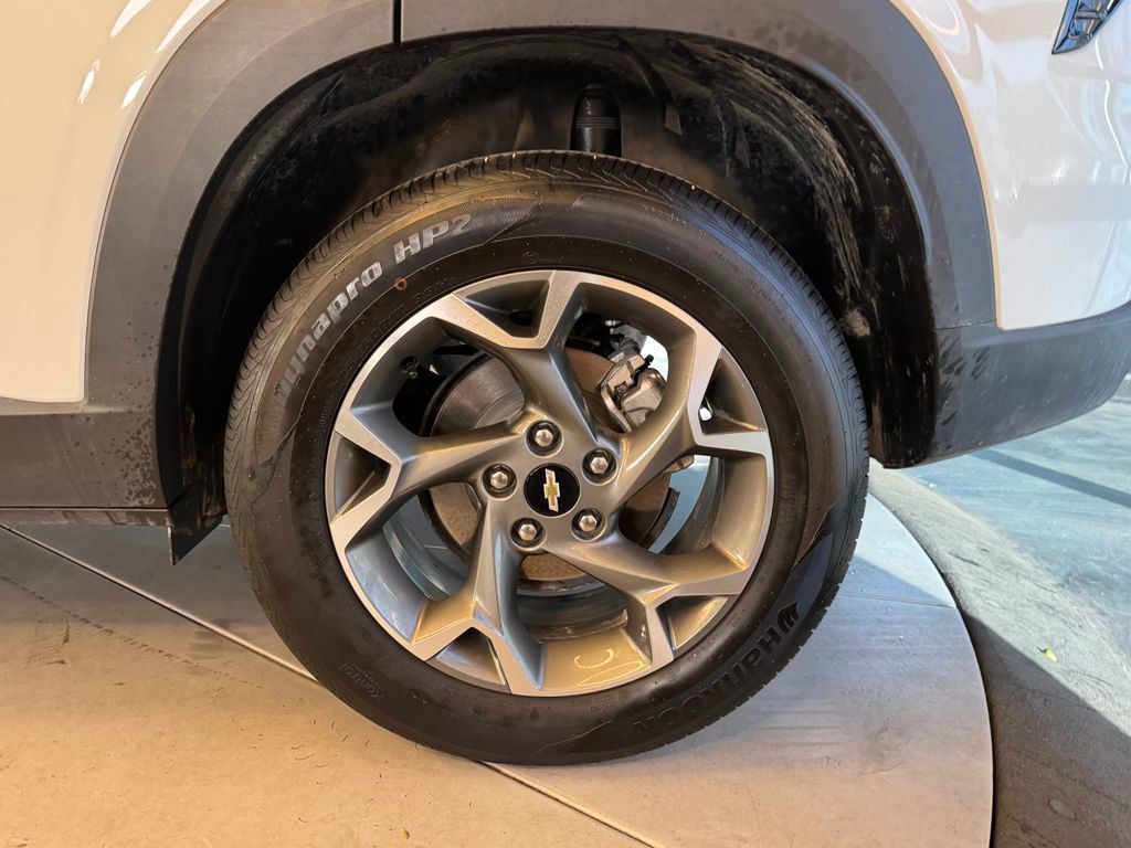 Used 2025 Chevrolet Trax LT FWD image 25