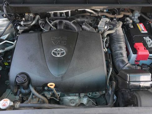 Used 2021 Toyota Highlander XLE AWD/4WD image 9