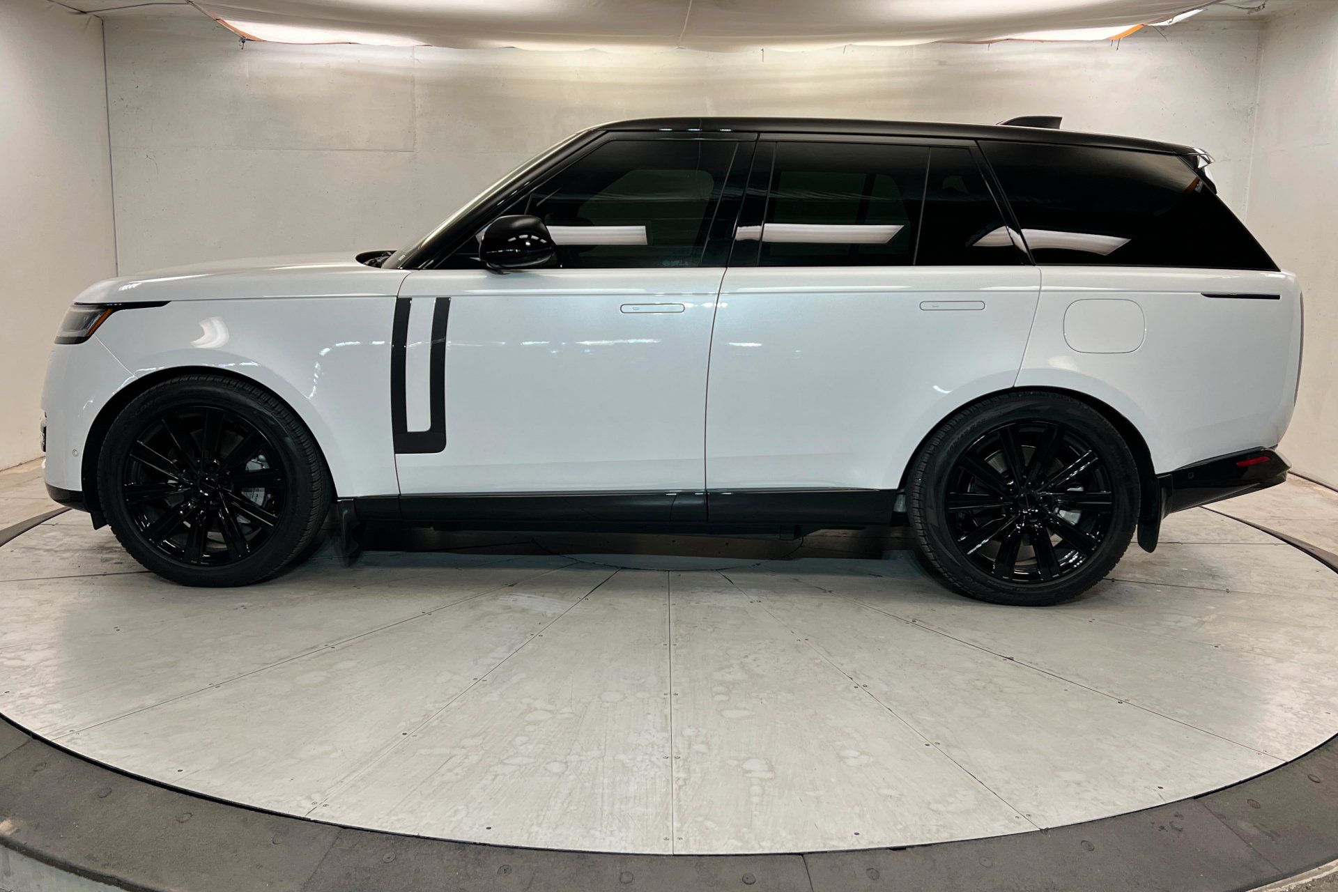 Used 2026 Land Rover Range Rover SE AWD/4WD image 2
