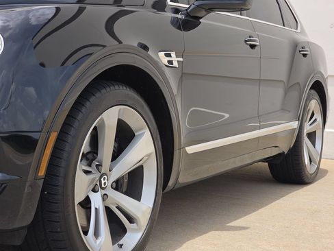 Used 2018 Bentley Bentayga AWD/4WD image 38