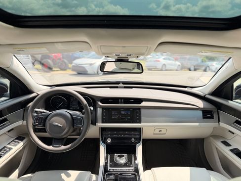 Used 2016 Jaguar XF Premium RWD image 2