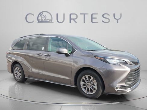 Certified 2024 Toyota Sienna XLE FWD image 7