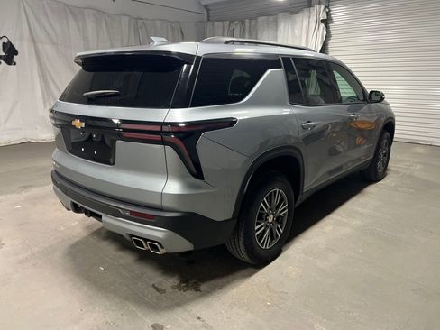 Used 2025 Chevrolet Traverse LT image 7