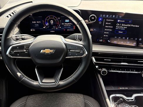 Used 2025 Chevrolet Traverse LT w/ Driver Confidence Package FWD image 16