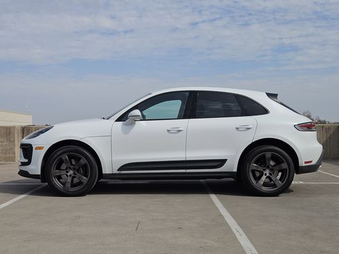 Certified 2025 Porsche Macan image 2