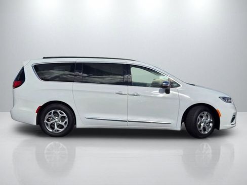 Used 2023 Chrysler Pacifica Touring-L image 3