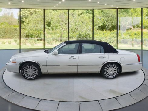Used 2003 Lincoln Town Car Signature image 8