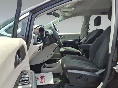 Used 2023 Chrysler Voyager LX FWD image 15