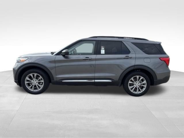 Used 2023 Ford Explorer XLT w/ Equipment Group 202A AWD/4WD image 2