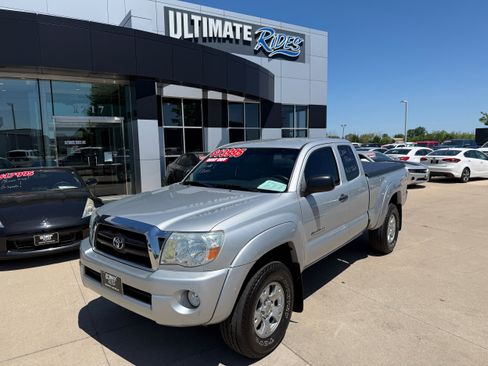 Used 2006 Toyota Tacoma PreRunner RWD image 1