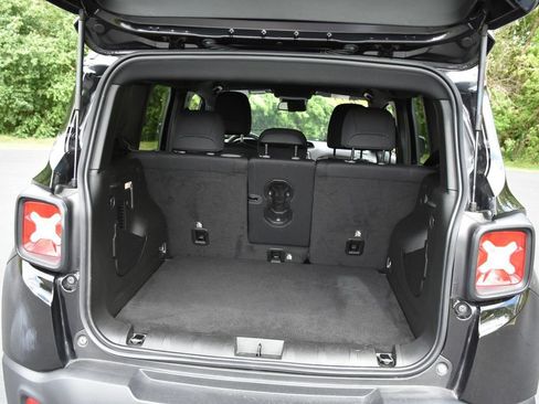 Used 2022 Jeep Renegade Altitude w/ Convenience Group AWD/4WD image 29