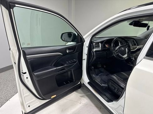 Used 2019 Toyota Highlander SE AWD/4WD image 12