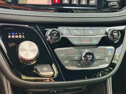 New 2026 Chrysler Pacifica Limited w/ Uconnect Theater Family Group image 22