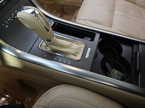 Used 2012 Lincoln MKS AWD image 32