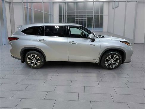 Certified 2021 Toyota Highlander XLE image 9