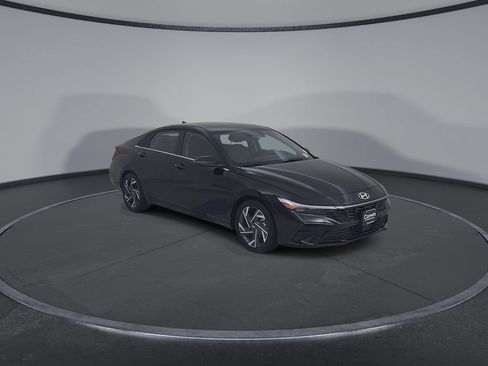 Used 2025 Hyundai Elantra Limited FWD image 3