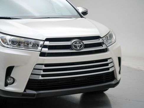 Used 2019 Toyota Highlander XLE AWD/4WD image 9