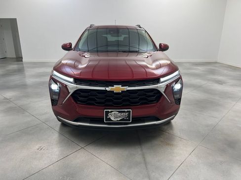 Used 2025 Chevrolet Trax LT w/ LT Convenience Package FWD image 2