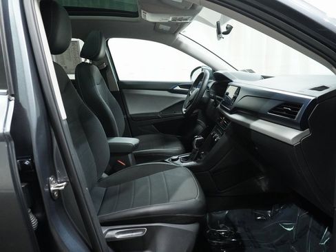 Used 2022 Volkswagen Taos SE w/ Panoramic Sunroof Package image 13