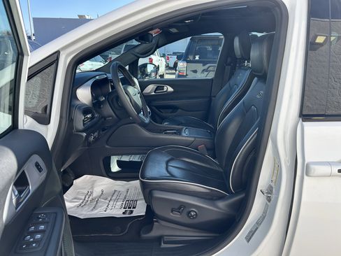 Used 2025 Chrysler Pacifica Limited image 13