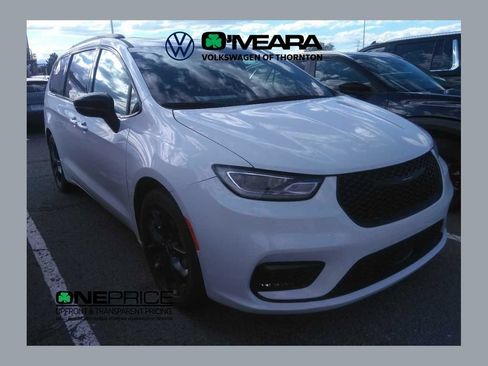 Used 2025 Chrysler Pacifica Limited FWD image 1