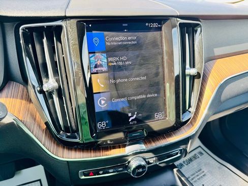 Used 2021 Volvo XC60 T5 Momentum w/ Protection Package Premier image 18