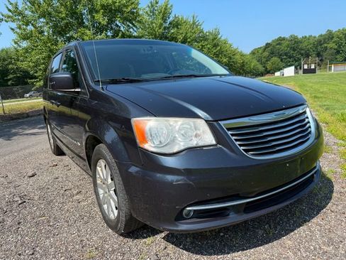 Used 2013 Chrysler Town & Country Touring FWD image 6