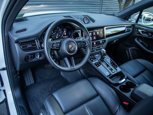 Certified 2025 Porsche Macan image 4