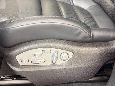 Used 2025 Porsche Macan image 16