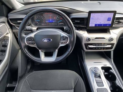 Certified 2023 Ford Explorer XLT RWD image 5