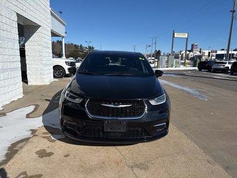 Used 2025 Chrysler Pacifica Select FWD image 2