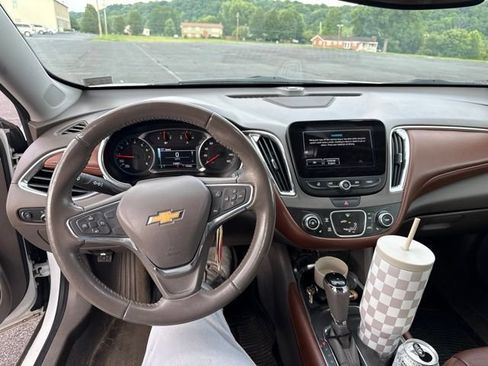 Used 2018 Chevrolet Malibu LT w/ Leather Package FWD image 6