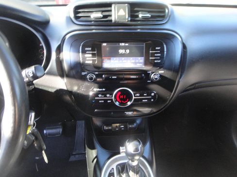 Used 2017 Kia Soul + image 8