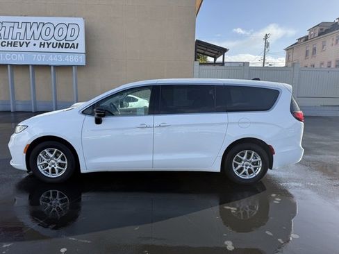 Used 2024 Chrysler Pacifica Touring-L image 2