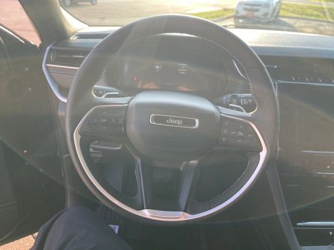 Used 2025 Jeep Grand Cherokee Altitude AWD/4WD image 19
